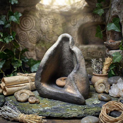 Urgöttin Skulptur Ton, Erdmutter Teelichthalter mit Limonit, archaische Frauenfigur, spirituelle Altar Deko handgemacht SKU170