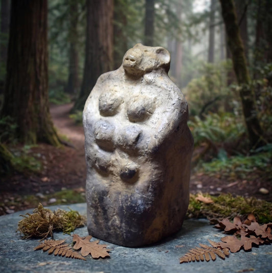 Bärenmutter – Hüterin der sanften Stärke - Skulptur aus traditionell gebranntem Ton