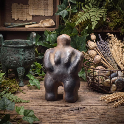 Matriarchat Skulptur Ton, Fruchtbarkeitsgöttin Figur handgemacht, Urgöttin Statue aus Rauchbrand, spirituelle Altar Deko SKU009