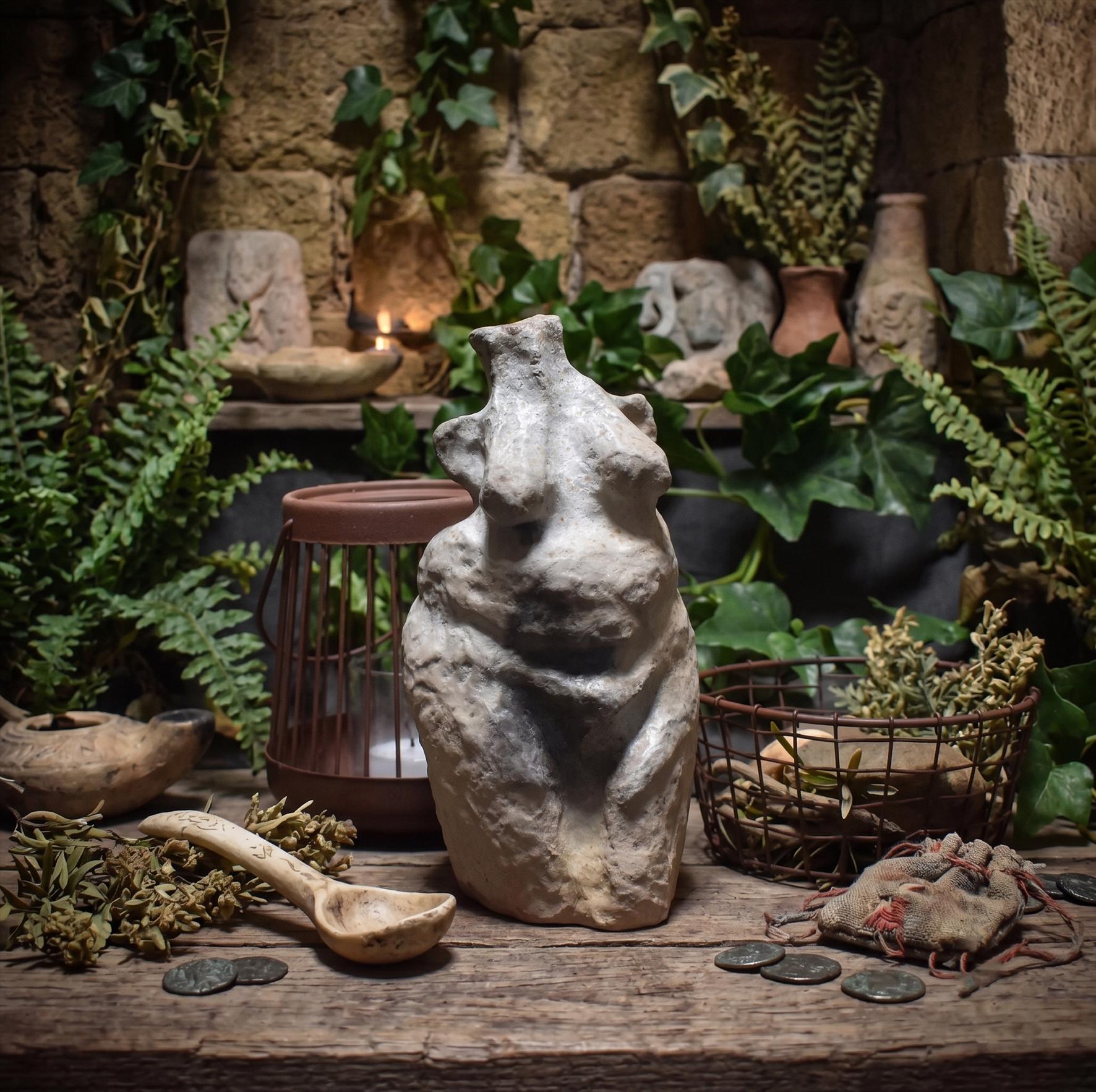 Venus Statue aus Keramik, archaische Göttin Figur handgemacht, Urgöttin Skulptur aus Ton für den Altar, spirituelle Deko SKU276
