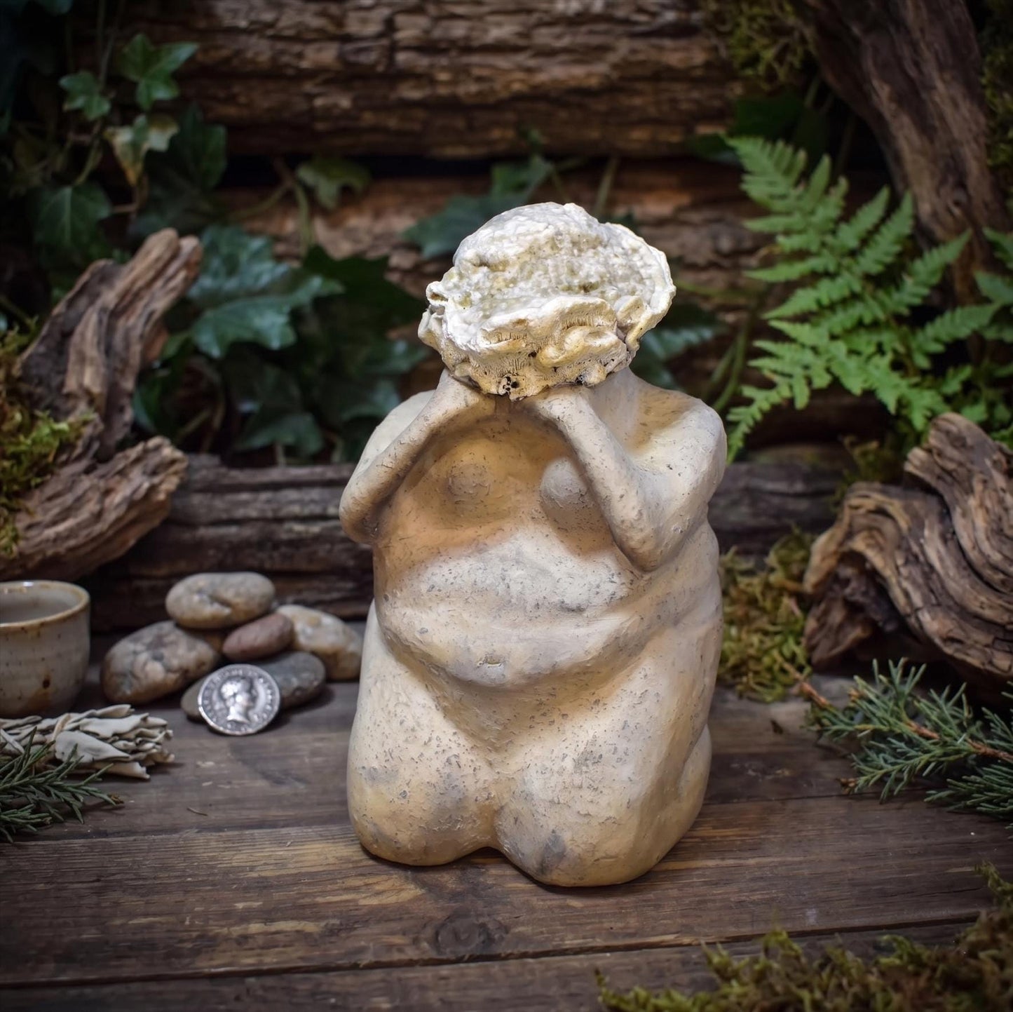 Weibliche Skulptur mit Baumpilz, Knieende Figur aus Ton & Naturfund, Archaische Frauenfigur, Spirituelle Kunst Unikat 18cm