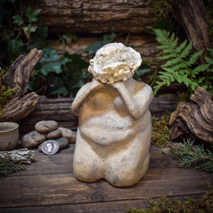 Weibliche Skulptur mit Baumpilz, Knieende Figur aus Ton & Naturfund, Archaische Frauenfigur, Spirituelle Kunst Unikat 18cm