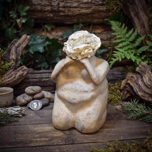 Weibliche Skulptur mit Baumpilz, Knieende Figur aus Ton & Naturfund, Archaische Frauenfigur, Spirituelle Kunst Unikat 18cm