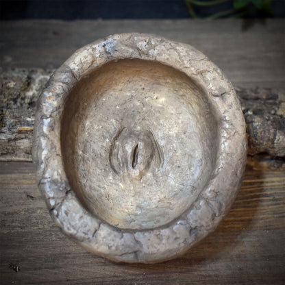 Räucherschale Keramik archaisch | Räuchergefäß mit weiblicher oder männlicher Symbolik | Altar Schale für Rituale Räucherwerk 10cm RÄG097