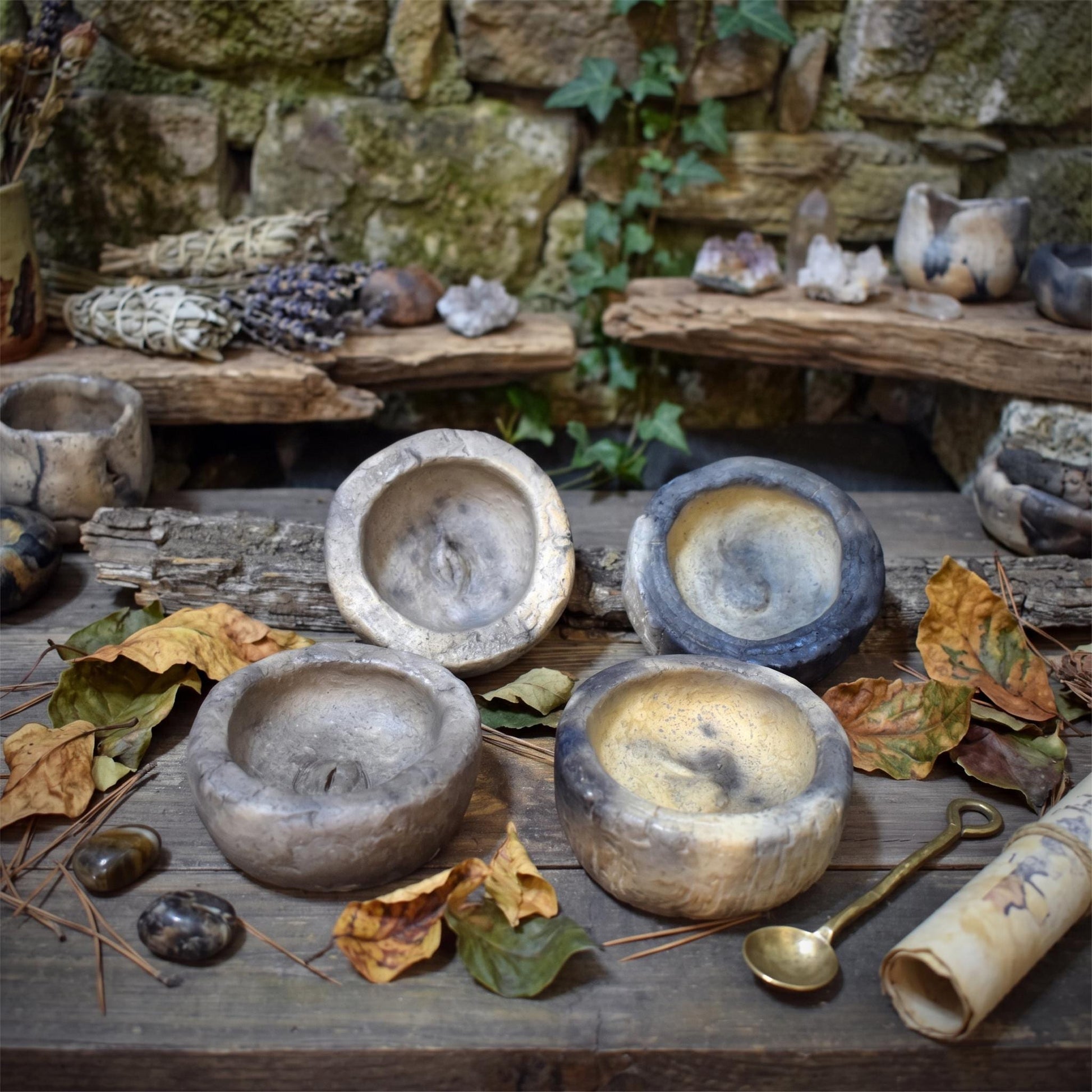 Räucherschale Keramik archaisch | Räuchergefäß mit weiblicher oder männlicher Symbolik | Altar Schale für Rituale Räucherwerk 10cm RÄG097