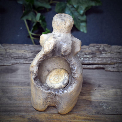 Göttin Skulptur Keramik mit Ammonit | Erdmutter Venus Figur mit Höhle im Schoß | Spirituelle Altar Deko Natur Pagan Ritual 800g SKU310