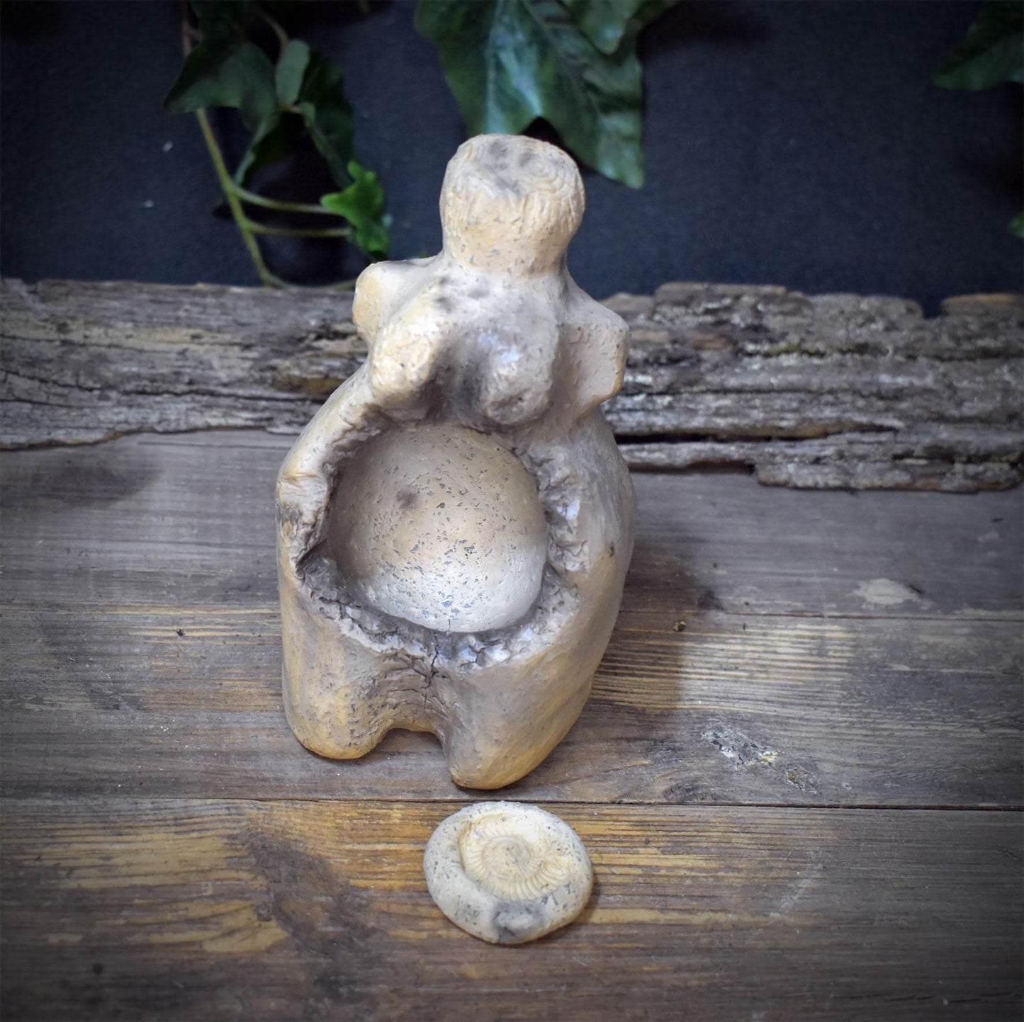 Göttin Skulptur Keramik mit Ammonit | Erdmutter Venus Figur mit Höhle im Schoß | Spirituelle Altar Deko Natur Pagan Ritual 800g SKU310