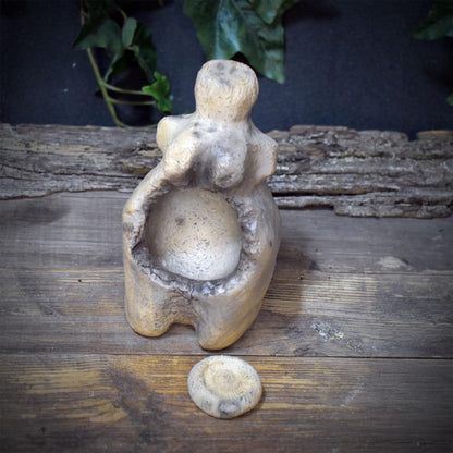 Göttin Skulptur Keramik mit Ammonit | Erdmutter Venus Figur mit Höhle im Schoß | Spirituelle Altar Deko Natur Pagan Ritual 800g SKU310