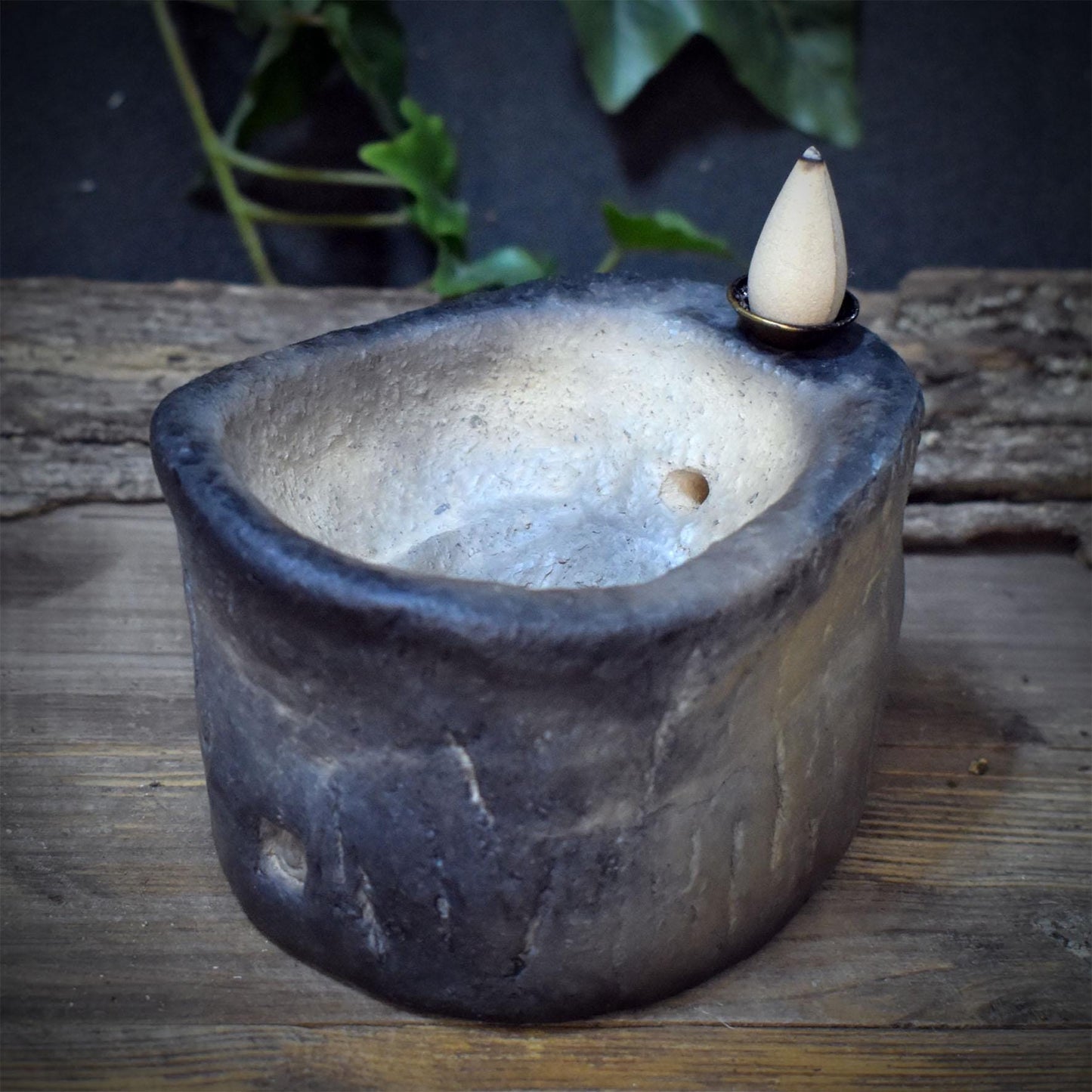 Rückfluss Räucherkegelhalter Keramik | Yoni Räucherschale mit Relief Wasserfall | Schamanische Altar Deko Ritual Gefäß 870g RÄH073