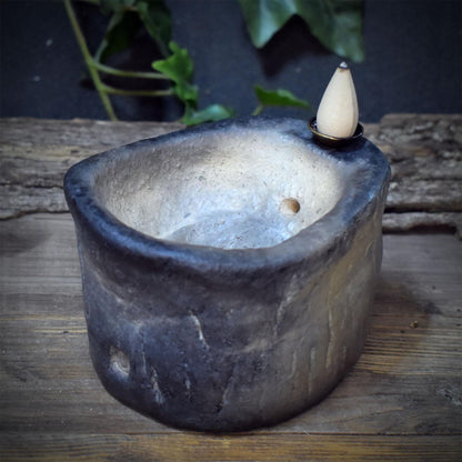 Rückfluss Räucherkegelhalter Keramik | Yoni Räucherschale mit Relief Wasserfall | Schamanische Altar Deko Ritual Gefäß 870g RÄH073