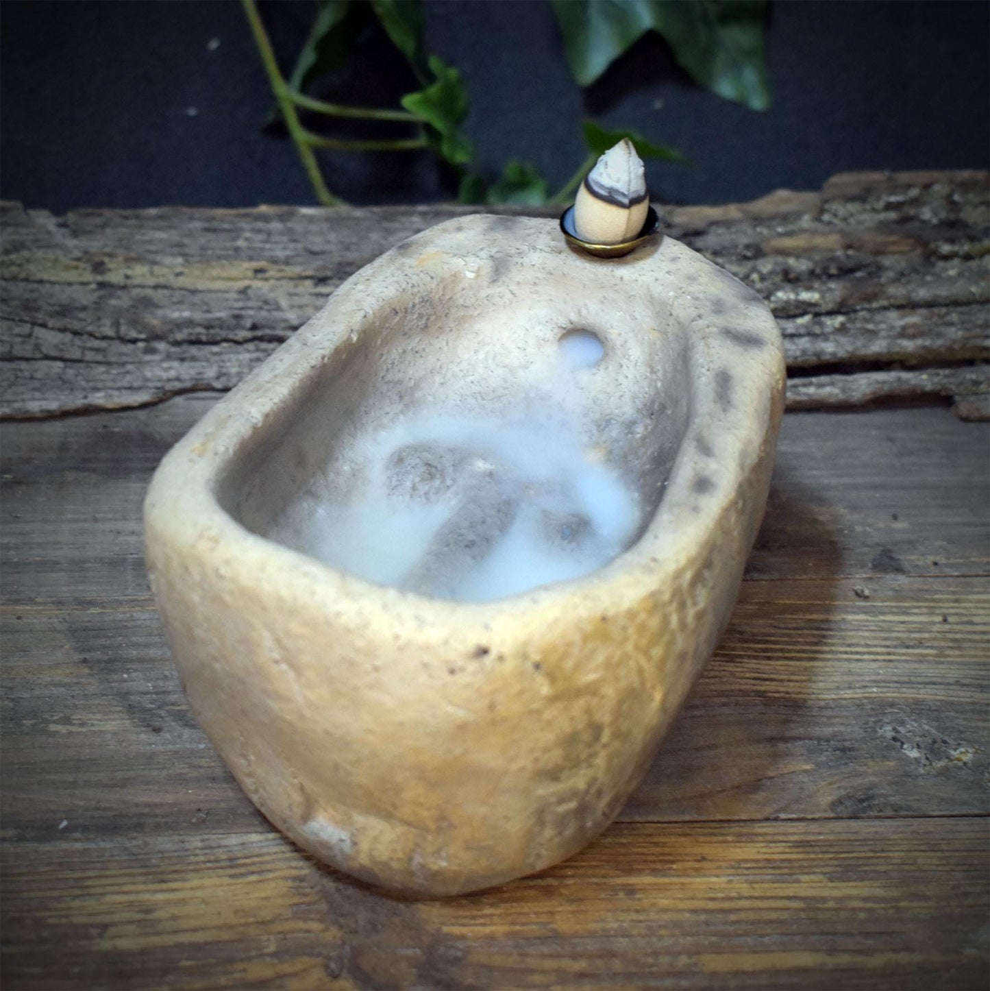 Rückfluss Räucherkegelhalter Keramik | Räucherschale Phallus Symbol Wasserfall | Archaisches Räuchergefäß Schamane Altar 14cm 1,3kg RÄH074