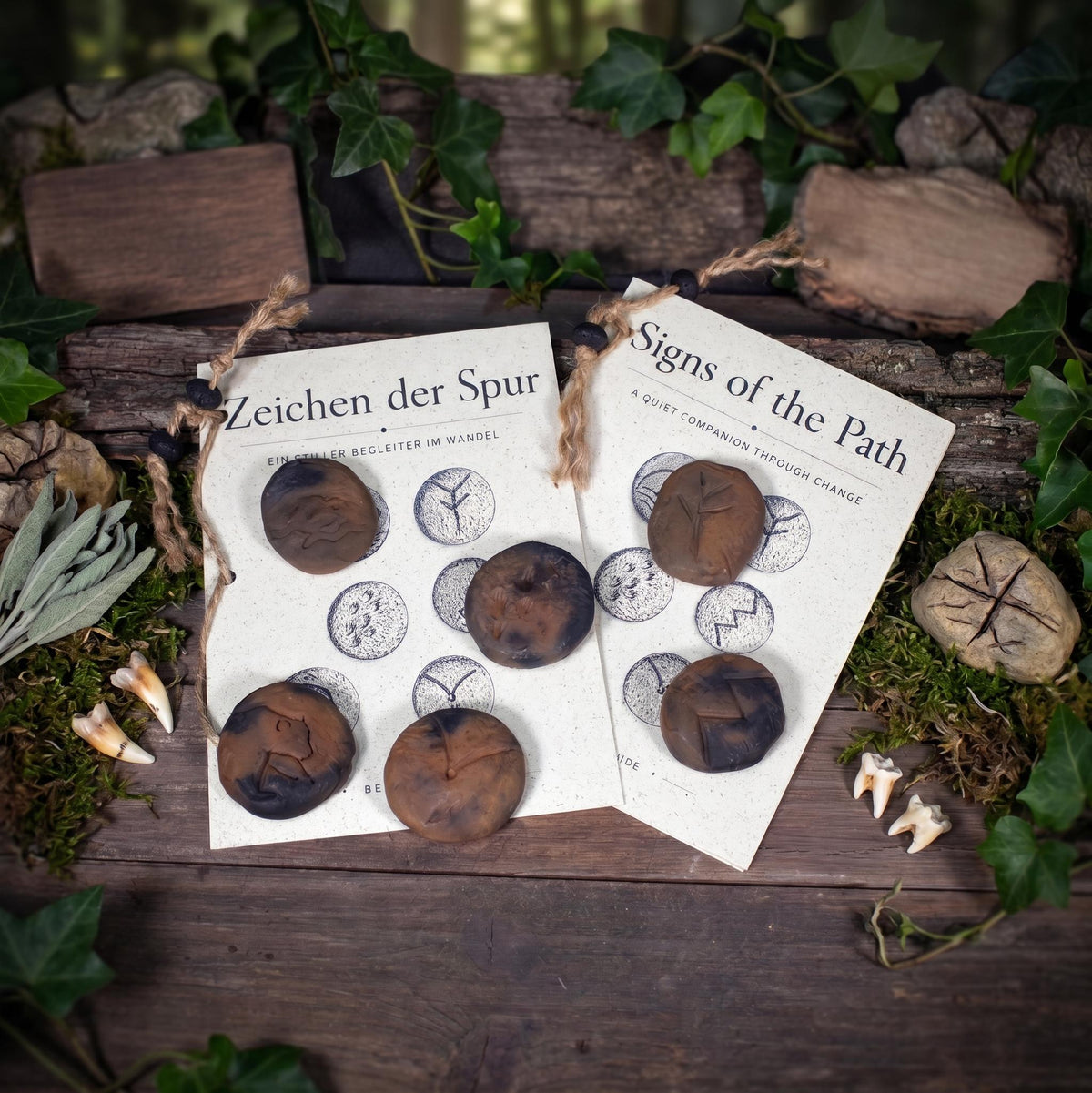 Zeichen der Spur – Archaisches Symbolset aus Rauchbrandton | Krafttier Essenzen | Handgefertigte Ritualsteine ZDS001
