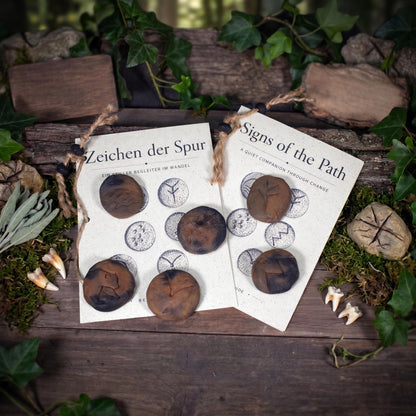 Zeichen der Spur – Archaisches Symbolset aus Rauchbrandton | Krafttier Essenzen | Handgefertigte Ritualsteine ZDS001