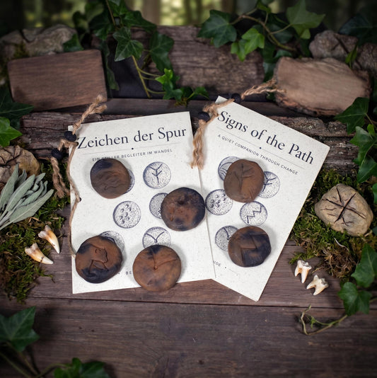 Zeichen der Spur – Archaisches Symbolset aus Rauchbrandton | Krafttier Essenzen | Handgefertigte Ritualsteine ZDS001