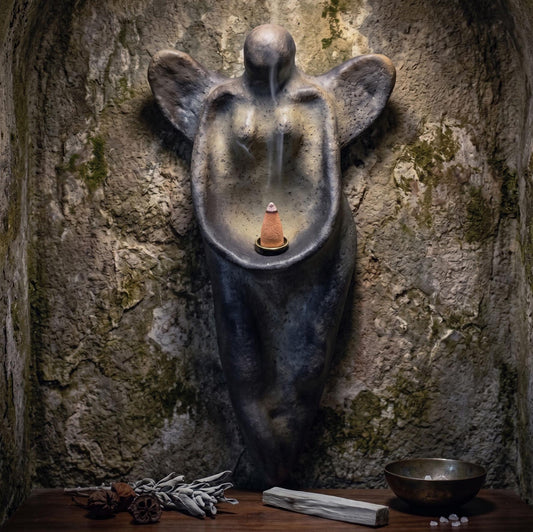 Handgearbeitete Figur in Form eines Engels als spirituelle Wanddeko mit Rückfluss-Räucherkegelhalter in Rauchbrandkunst - Art.Nr.: RÄH030
