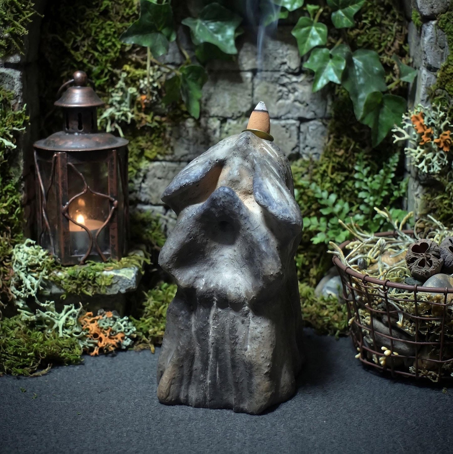 Mystische Wächterin – Handgefertigte Figur in traditioneller Rauchbrandkunst mit Rückfluss-Räucherkegelhalter - Art.Nr.: RÄH026