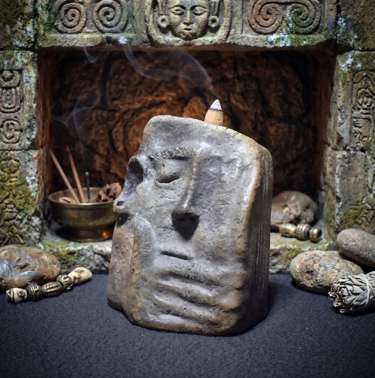 Rückfluss Räucherkegelhalter – Das Gesicht der Stille - traditionell gebrannter Ton - mystische, magische Dekoration - Art.: RÄH023