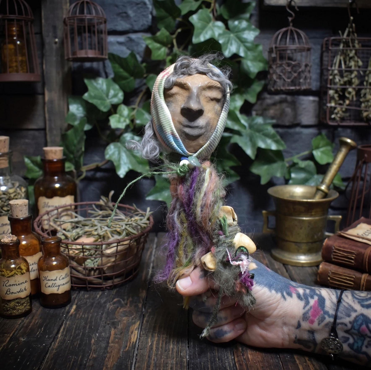 Ritualstab "Heilung" – Rauchbrandkopf der alten Hüterin aus Ton, Aventurin & Naturmaterialien