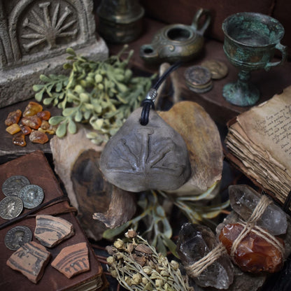 Handgemachte Rauchbrandkunst - Traditionell gebrannter Ton Glücksbringer Amulett Talisman mit Imbolc Symbol mit Leder- oder Baumwollband