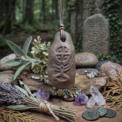Handgefertigtes Amulett - nordisches Sonnenrad - Traditioneller Ton-Talisman für Glück & Wohlstand - mit Leder- oder Baumwollband