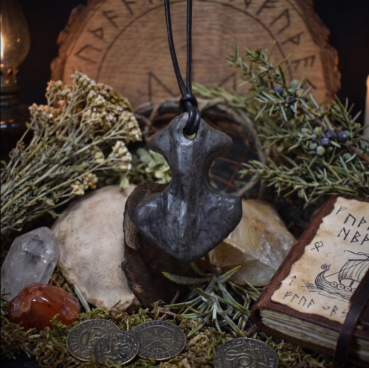 Thors Hammer Mjölnir in Rauchbrandkunst - Einzigartiges Glücksbringer Amulett aus traditionell gebranntem Ton mit Leder- oder Baumwollband