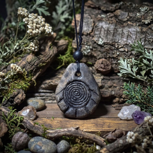 Sonnenspirale Amulett aus Ton – verstellbares Baumwollband mit Glasperle