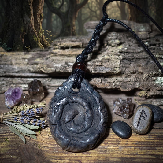 Lebensspirale Amulett aus Ton – verstellbares Baumwollband mit Tigerauge