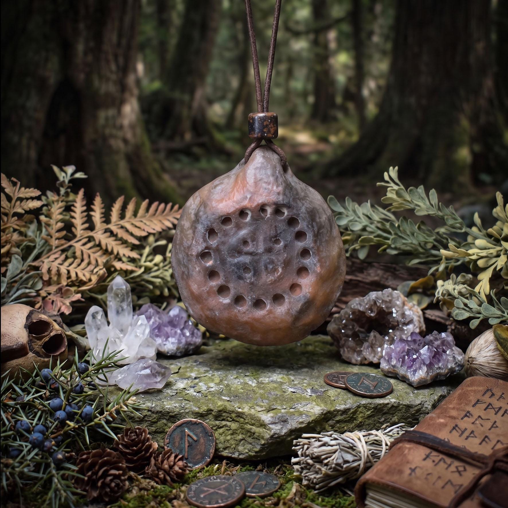 Handgefertigtes Amulett - nordisches Sonnenrad - Traditioneller Ton-Talisman für Glück & Wohlstand - mit Leder- oder Baumwollband