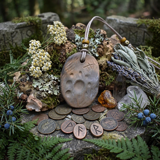 Handgefertigtes Glücksbringer Amulett - Sonnensymbol - aus traditionell gebranntem Ton – Rustikaler Talisman-Anhänger
