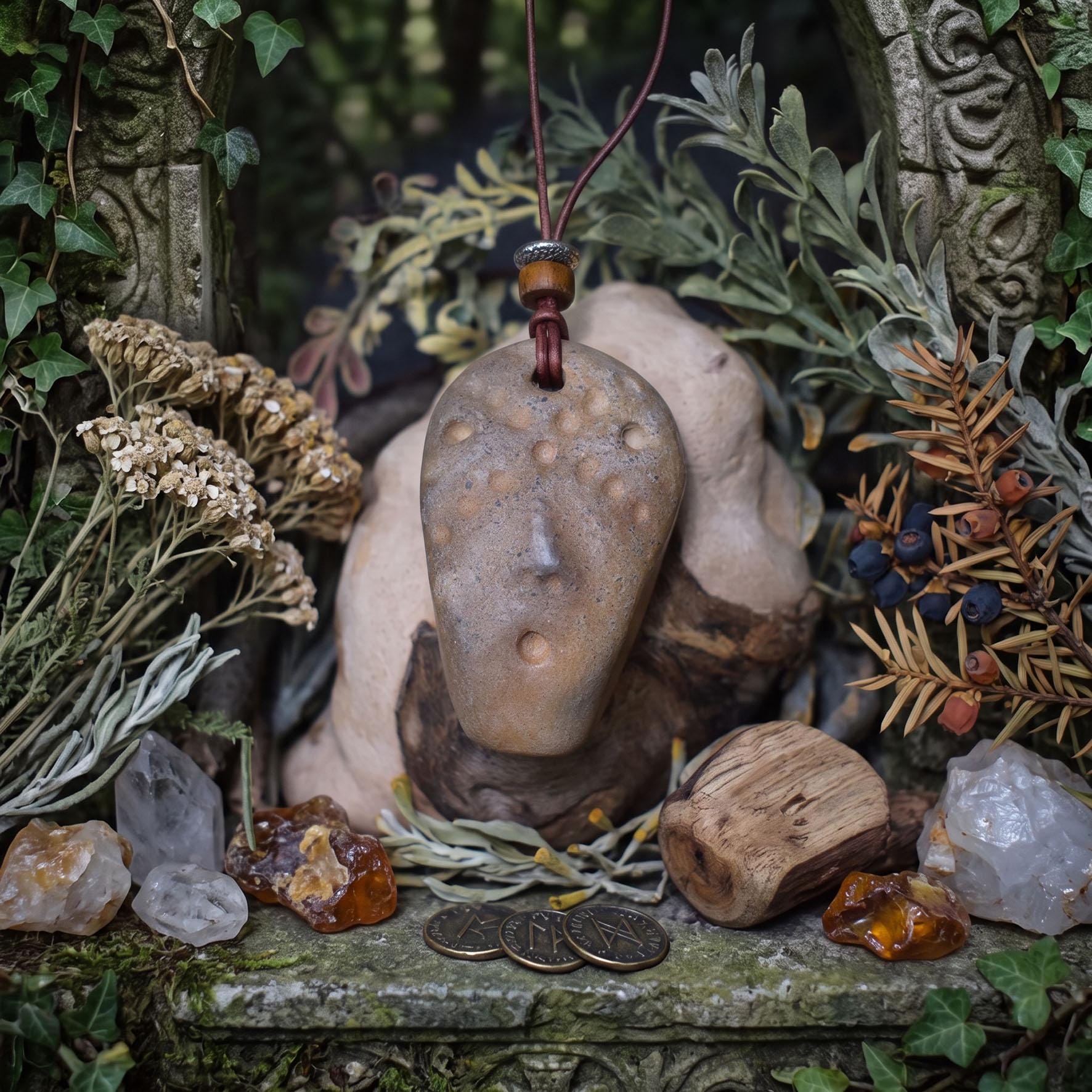 Handgefertigtes Amulett Talisman - Ethno Maske - aus traditionell gebranntem Ton mit Leder- oder Baumwollband