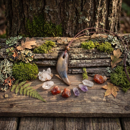 Wolfszahn-Amulett – Neolithisch inspiriertes Schmuckstück in Rauchbrandkunst mit Leder- oder Baumwollband- Art.Nr.: AMU042