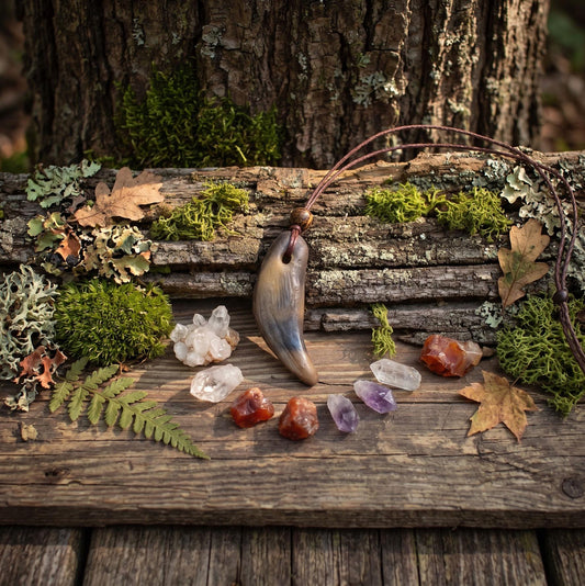 Wolfszahn-Amulett – Neolithisch inspiriertes Schmuckstück in Rauchbrandkunst mit Leder- oder Baumwollband- Art.Nr.: AMU042
