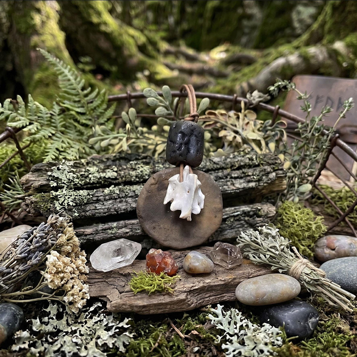 Spezialkollektion - Schamanisches Amulett mit Wirbelknochen, Bodhiperlen & Holz – Dein natürlicher Kraftanhänger - Art.Nr.: AMU025