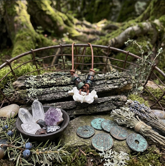 Spezialkollektion - Schamanisches Amulett mit Wirbelknochen & Keramikperlen am Lederband – Dein natürlicher Kraftanhänger - Art.Nr.: AMU026