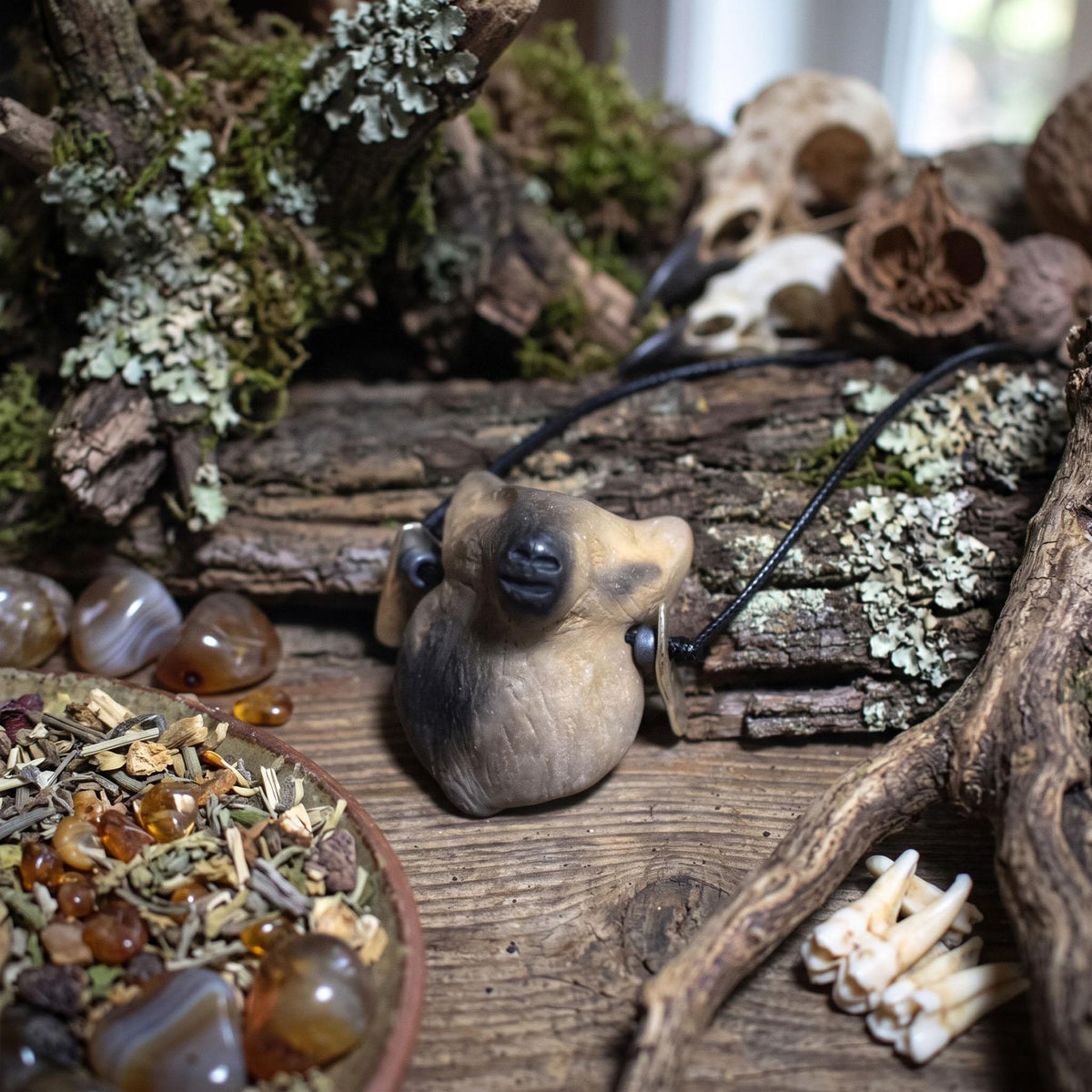 Die urwüchsige Kraft des Wolfes – Handgefertigtes Rauchbrand-Amulett - spiritueller Krafttier Schmuck - Art.Nr.: AMU064