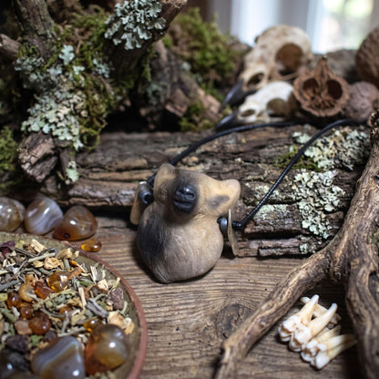 Die urwüchsige Kraft des Wolfes – Handgefertigtes Rauchbrand-Amulett - spiritueller Krafttier Schmuck - Art.Nr.: AMU064