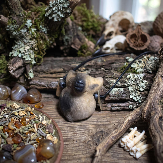 Die urwüchsige Kraft des Wolfes – Handgefertigtes Rauchbrand-Amulett - spiritueller Krafttier Schmuck - Art.Nr.: AMU064