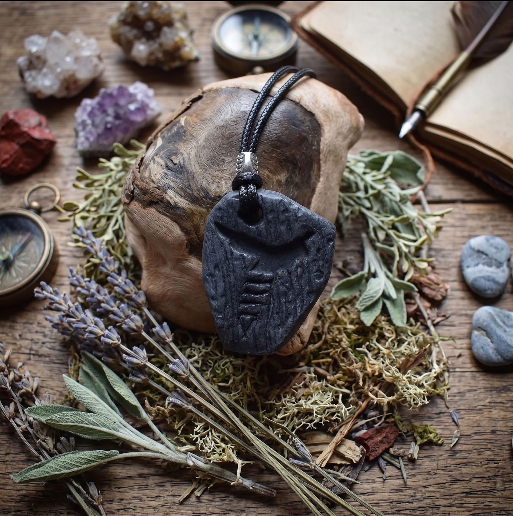 Krafttier-Amulett „Biene“ – schamanischer Talisman mit verstellbarem Leder- oder Baumwollband - Art.Nr.: AMU010