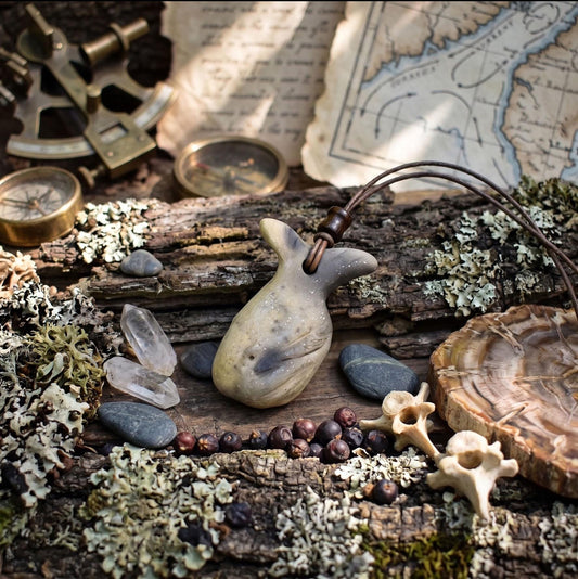 Wal Amulett aus Rauchbrandton, Krafttier Anhänger handgefertigt, Spiritueller Schmuck an Lederband, Archaischer Talisman Unikat 30g