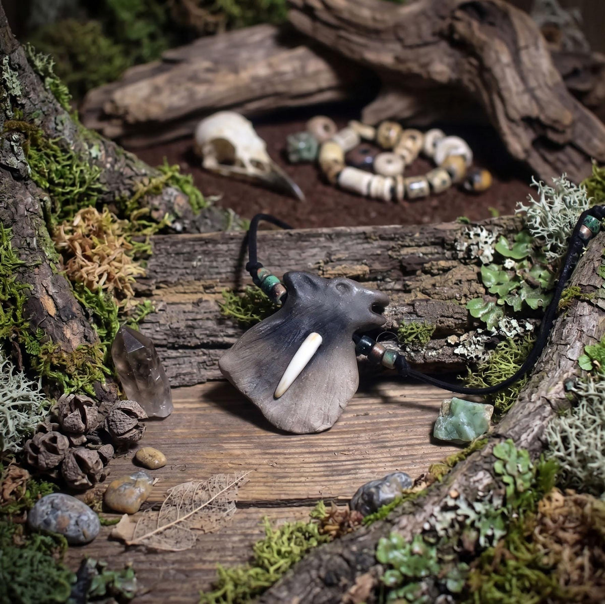 Die Kraft des Wolfes – Traditionelles Rauchbrand-Amulett am verstellbaren Faux Wildlederband mit Keramikperlen - Art.Nr.:AMU060