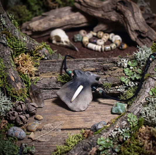 Die Kraft des Wolfes – Traditionelles Rauchbrand-Amulett am verstellbaren Faux Wildlederband mit Keramikperlen - Art.Nr.:AMU060