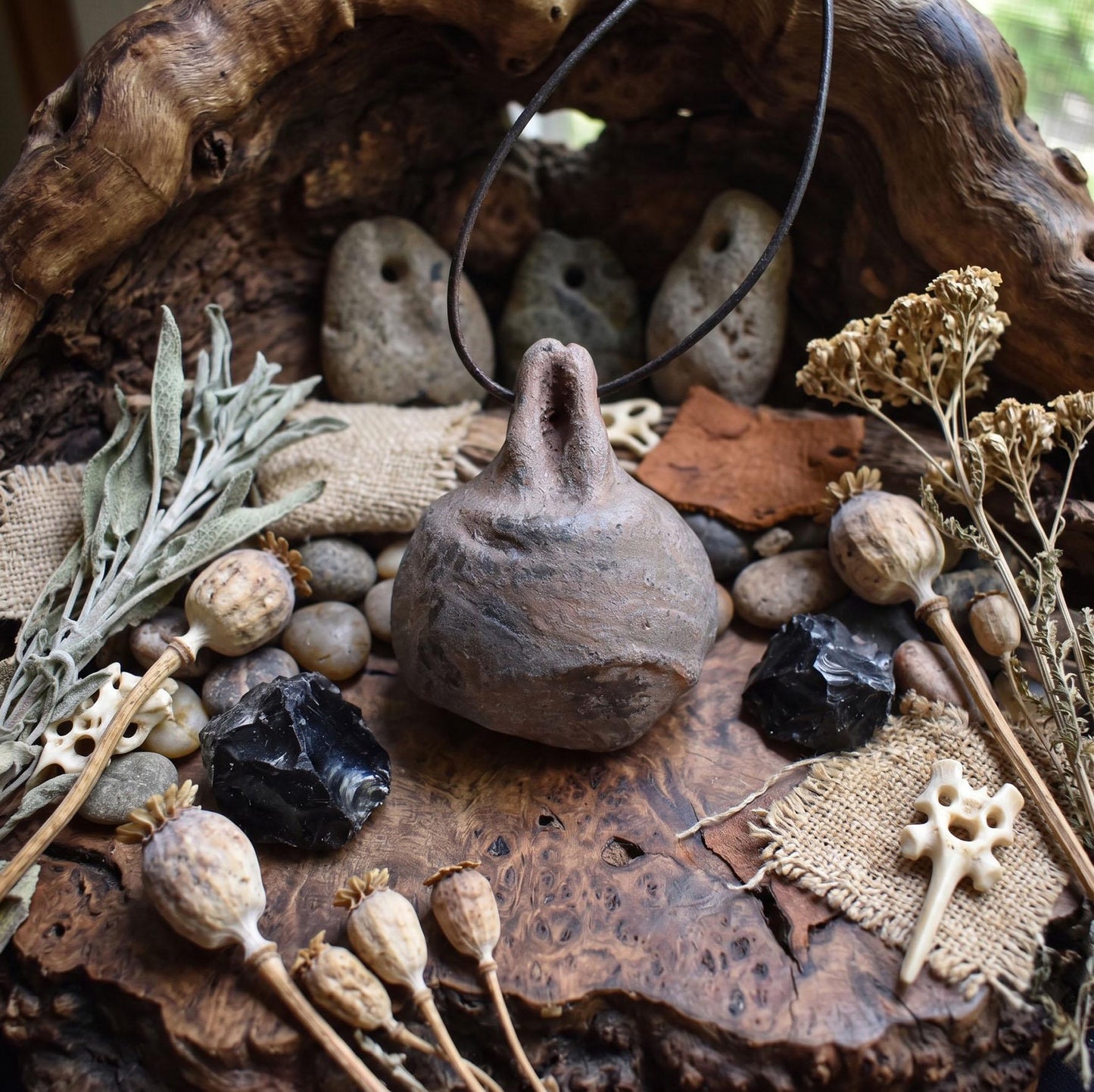 Einzigartiger Glücksbringer Talisman aus Rauchbrand-Ton – Handgefertigtes Amulett aus der mystischen Welt von Avalon