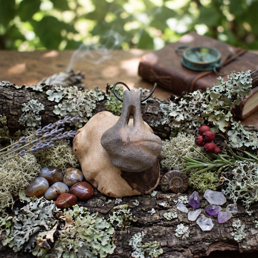 Einzigartiger Glücksbringer Talisman aus Rauchbrand-Ton – Handgefertigtes Amulett aus der mystischen Welt von Avalon