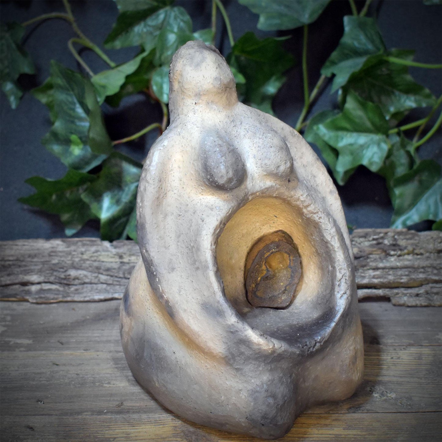 Erdmutter Skulptur Keramik, Göttin Gabenschale Limonit, Hexenschüssel Altar Figur, Rauchbrand 3,25kg, 22x14cm SKU313