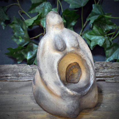 Erdmutter Skulptur Keramik, Göttin Gabenschale Limonit, Hexenschüssel Altar Figur, Rauchbrand 3,25kg, 22x14cm SKU313