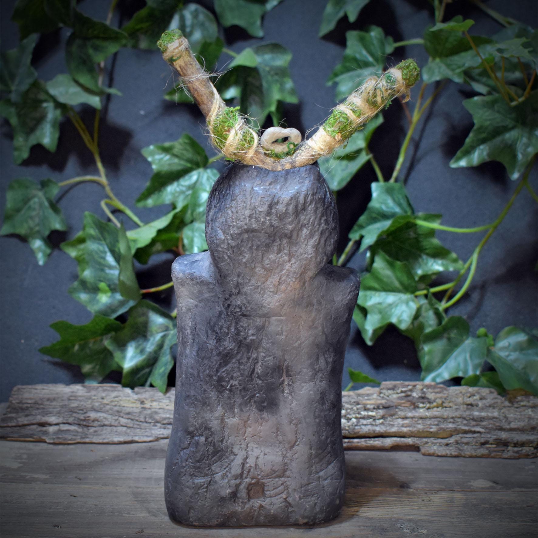 Cernunnos Skulptur Keramik, Horned God Altar Figur, Kelten Gott Holzgeweih, Rauchbrand 2,4kg, 28x14cm SKU314