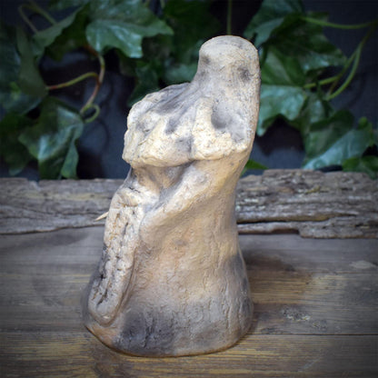 Skadi Skulptur Keramik | Nordische Wintergöttin mit Bogen & Schneeschuh | Spirituelle Altar Deko Wikinger Pagan Yule 18cm 1,5kg SKU316