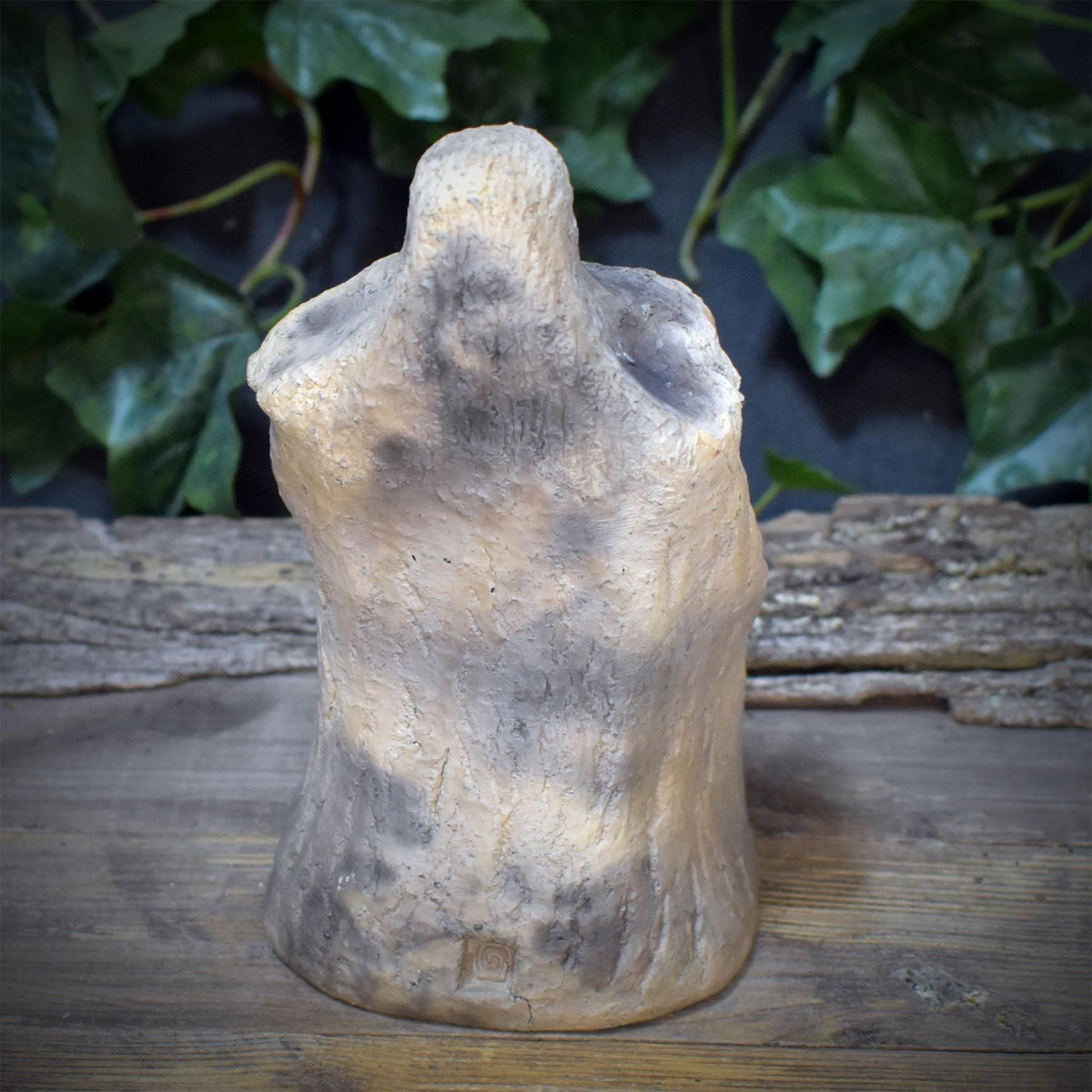 Skadi Skulptur Keramik | Nordische Wintergöttin mit Bogen & Schneeschuh | Spirituelle Altar Deko Wikinger Pagan Yule 18cm 1,5kg SKU316