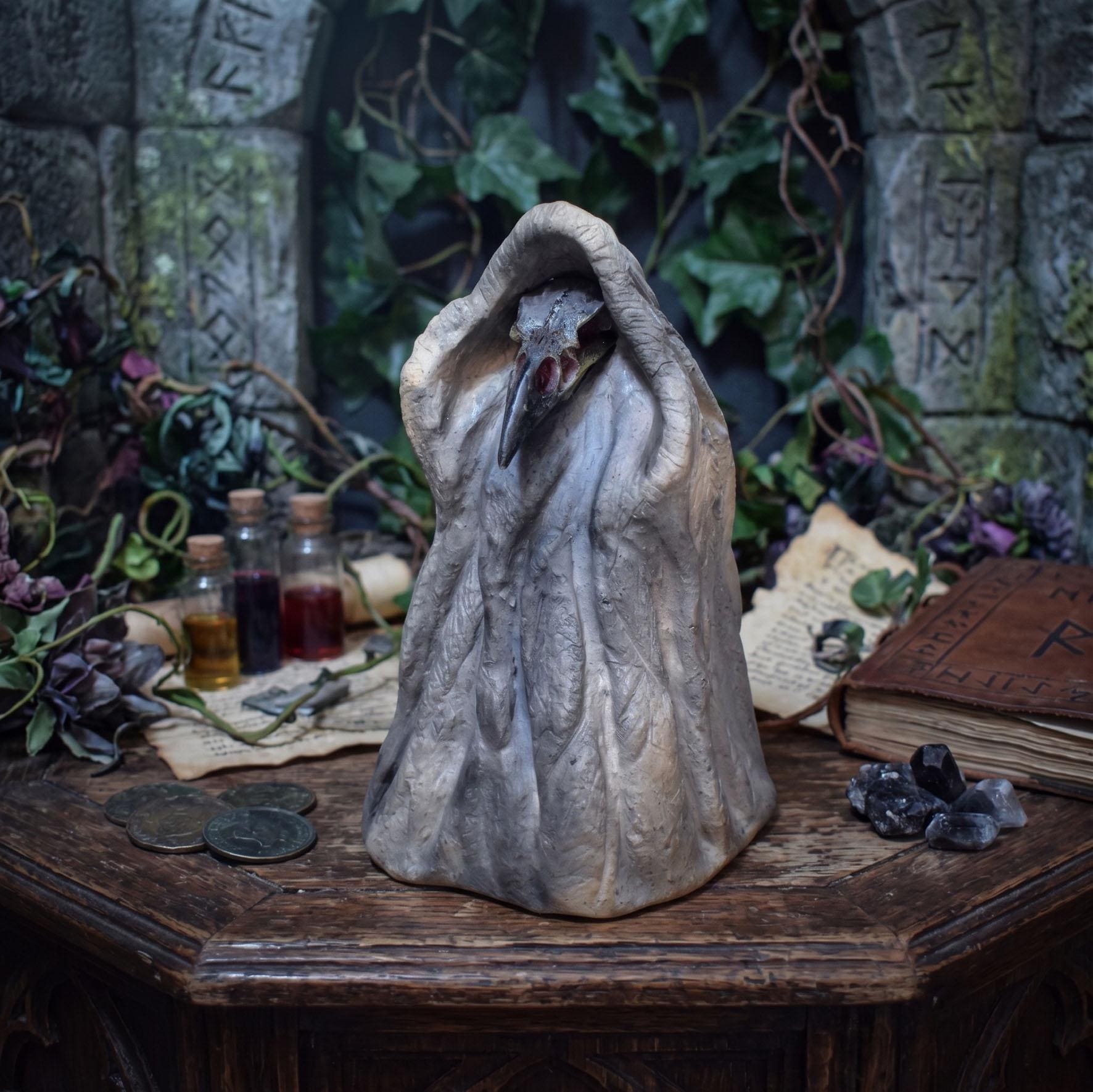 Morrigan Skulptur Keramik mit Rabenschädel | Keltische Rabengöttin Figur im Umhang | Spirituelle Altar Deko Ritual 18cm 1,7kg SKU317