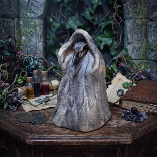 Morrigan Skulptur Keramik mit Rabenschädel | Keltische Rabengöttin Figur im Umhang | Spirituelle Altar Deko Ritual 18cm 1,7kg SKU317